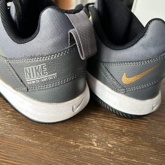 Nike Fly By II low top athletic sneaker gray gold. Men’s 9 - Picture 3 of 9